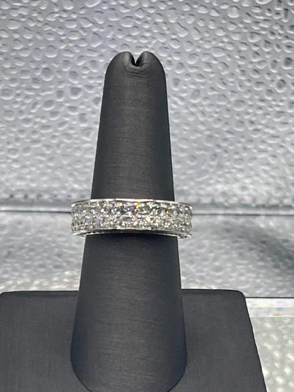 Colorful Rings-A Gorgeous Ladies 14 Karat White Gold Diamond Band