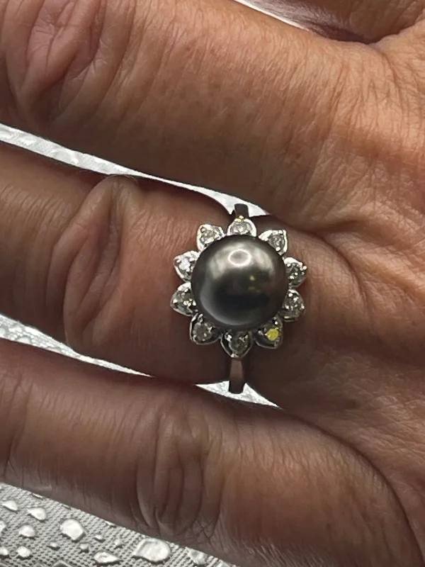 Pear-Shaped Rings-A Beautiful Ladies 14 Karat White Gold Diamond and Black Pearl Ring