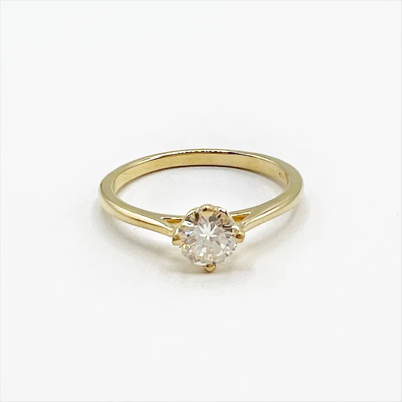 Women's Rings-Classic Diamond and Gold 18 Karat Ring