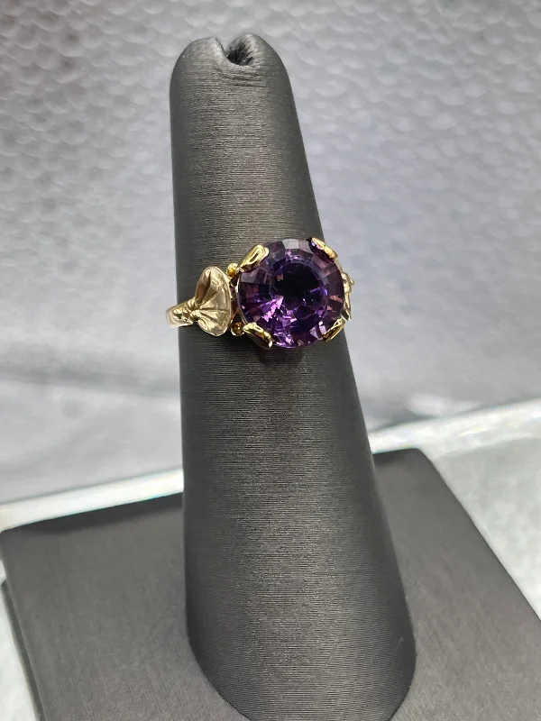 Diamond Wedding Bands-Ladies 18 Karat Solid Yellow Gold Amethyst Ring